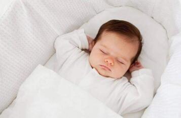 婴儿究竟需要怎样的睡姿？